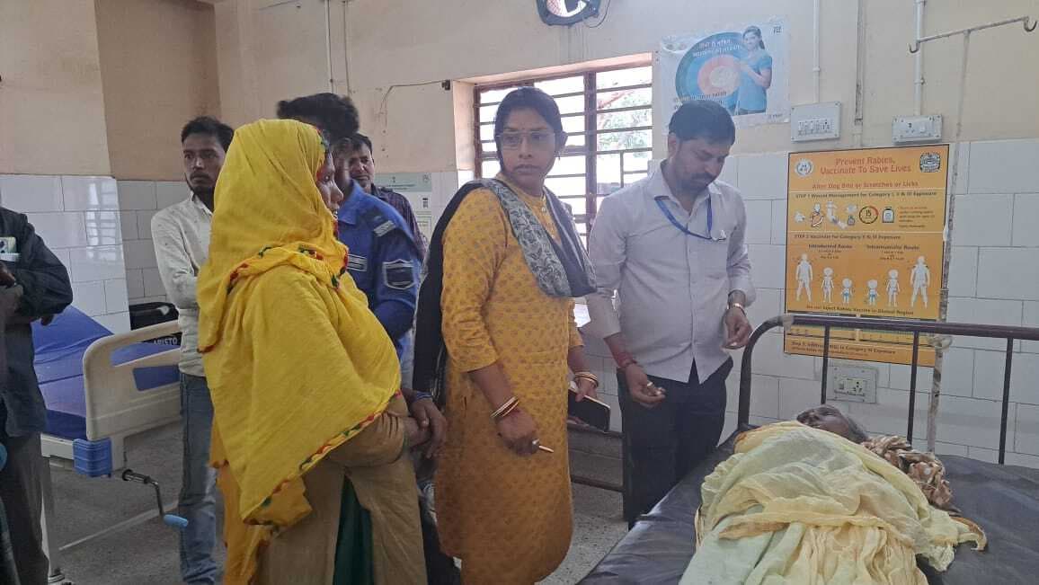 सड़क हादसे में चार लोग घायल, दो धनबाद रेफर