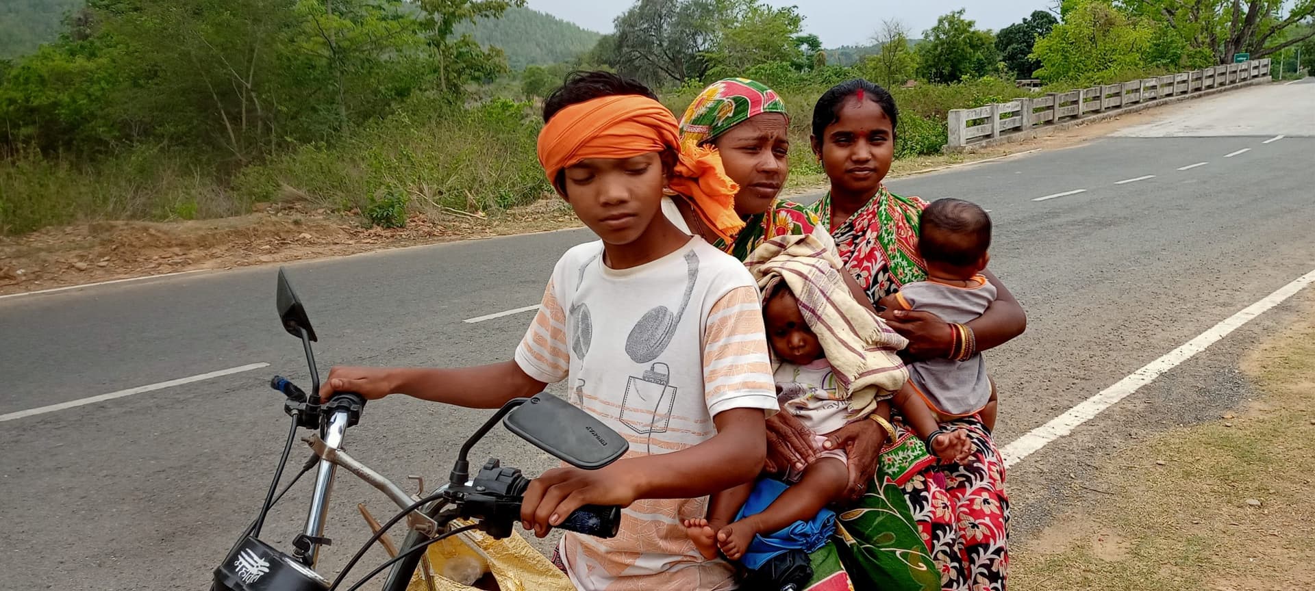 Ghatshila News : राशन लेने व आंगनबाड़ी की सुविधा के लिए सात किमी दूर जाते हैं ग्रामीण
