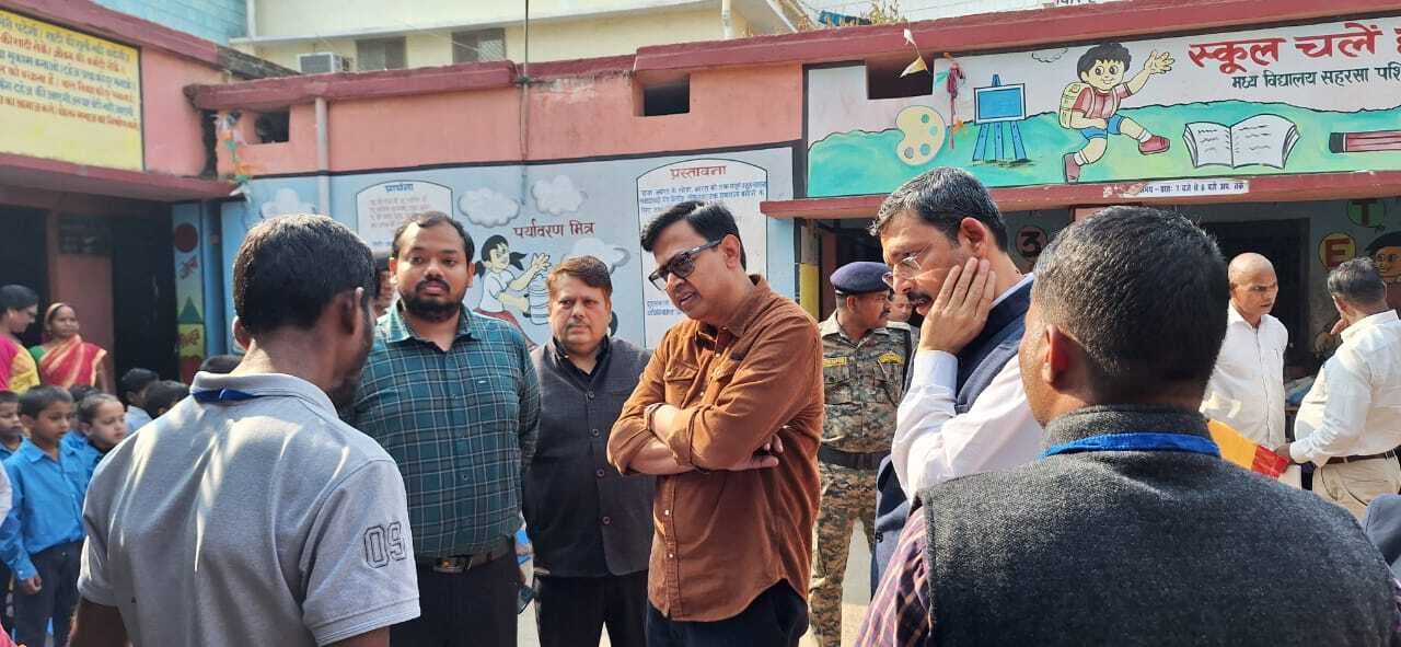 विभिन्न मतदान केंद्रों का आयुक्त ने किया निरीक्षण, पात्र महिलाओं व दिव्यांग का आकलन कर नाम जोड़ने का दिया निर्देश