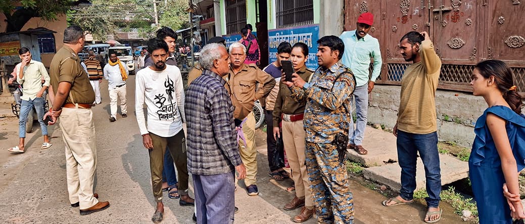 Chhapra News : बैंक से रुपये निकाल कर जाने के दौरान पूर्व प्रधान लिपिक से उचक्कों ने उड़ाये 2.60 लाख रुपये