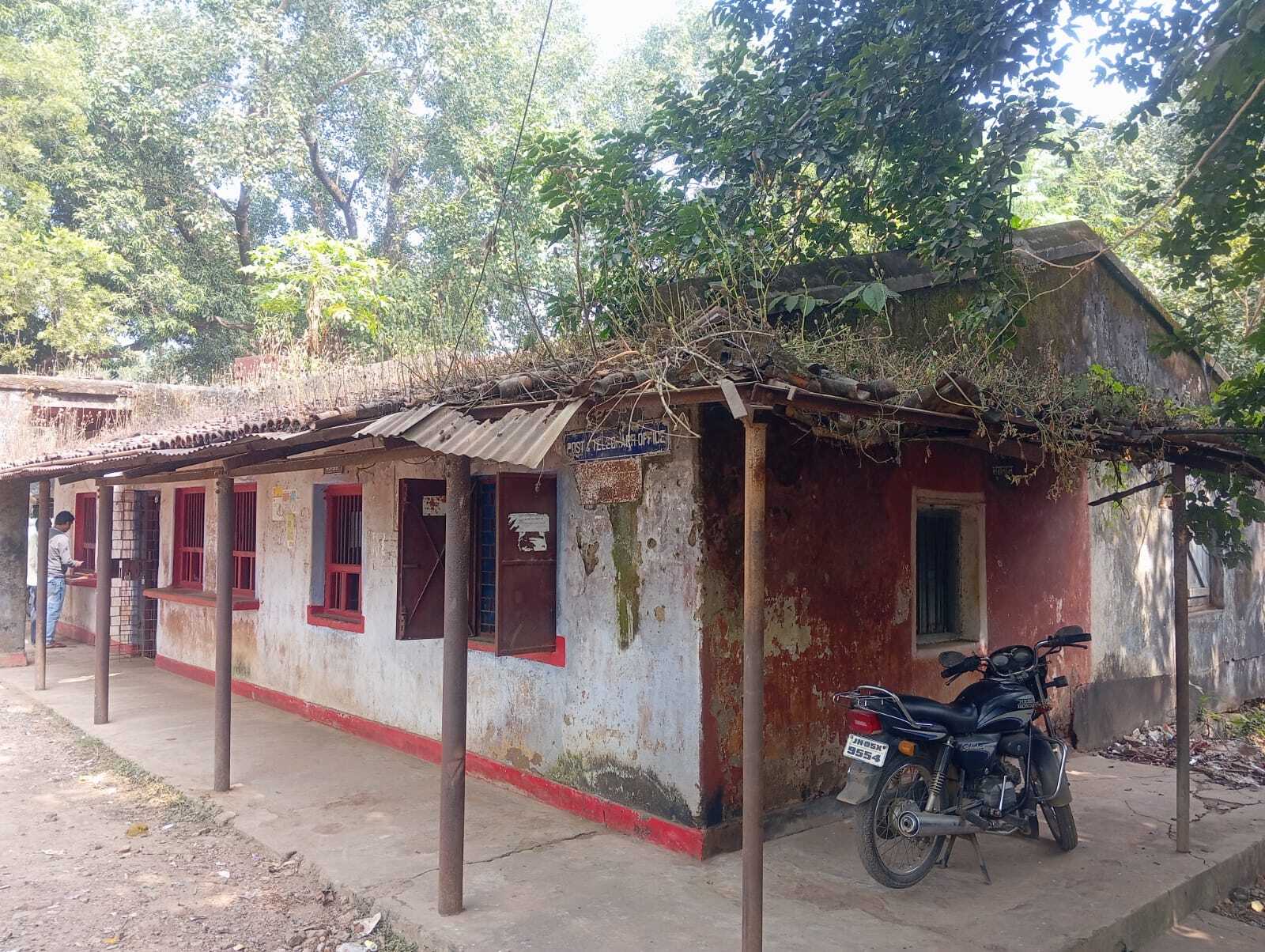Ghatshila News : मुसाबनी डाकघर का भवन जर्जर, जान जोखिम में डाल ड्यूटी कर रहे कर्मी