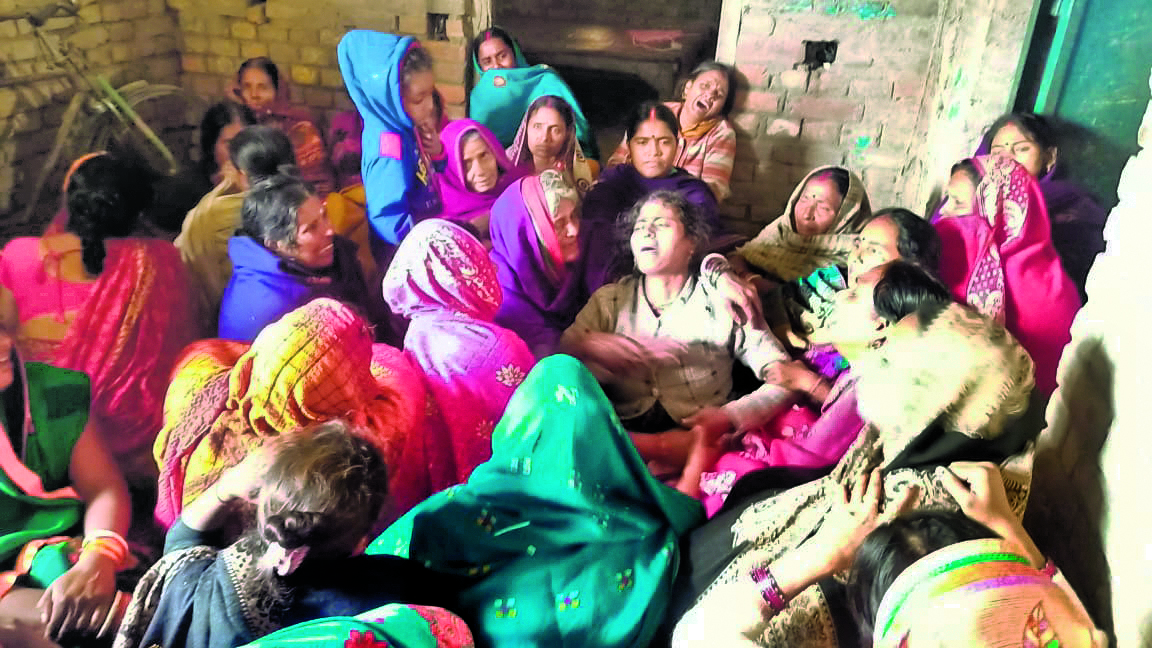 saran news : ट्रक की चपेट में आने से बाइक सवार दो चचेरे भाइयों की मौत