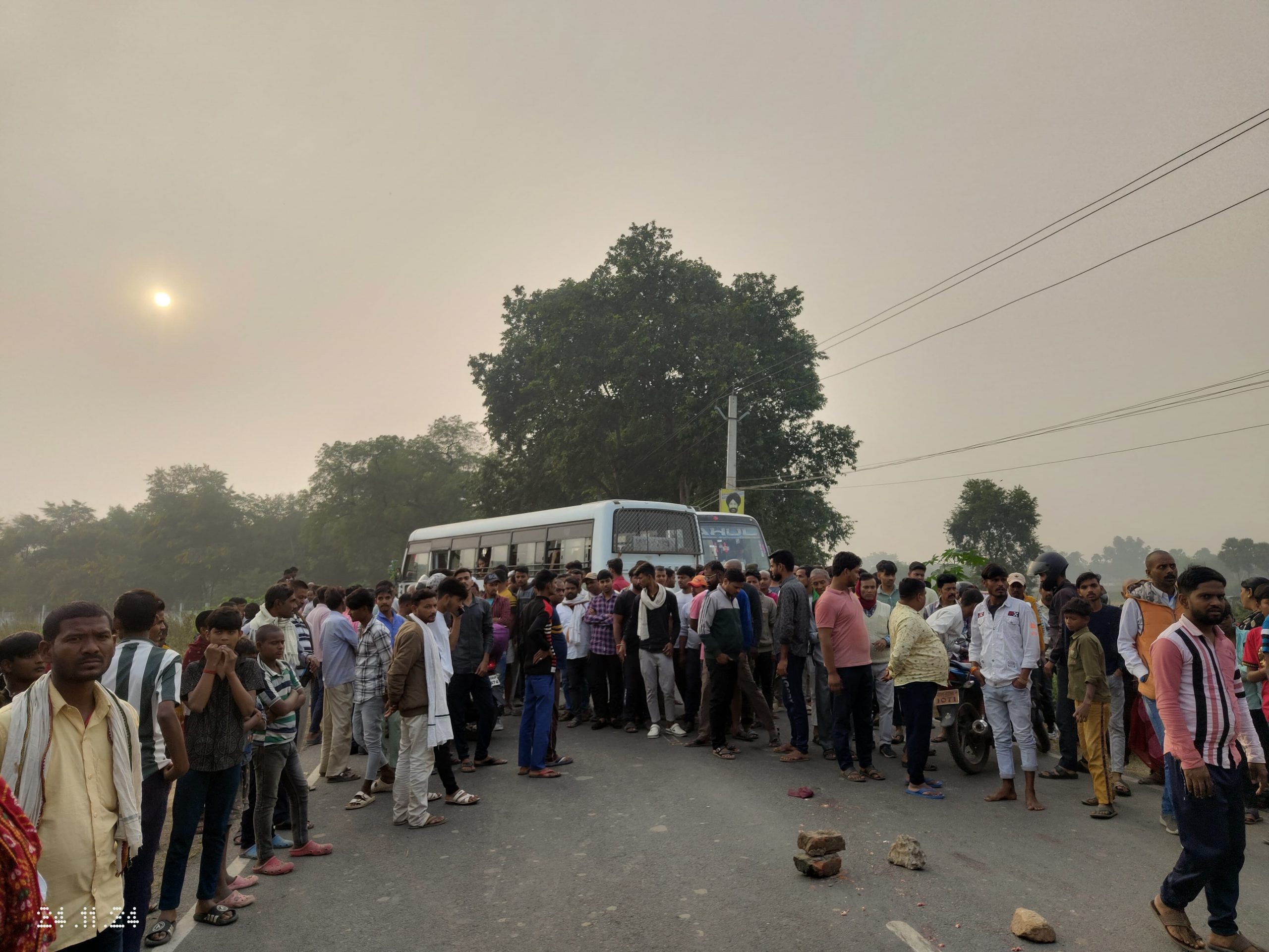 सड़क हादसे में बाइक सवार युवक की मौत, लोगों ने जाम की सड़क