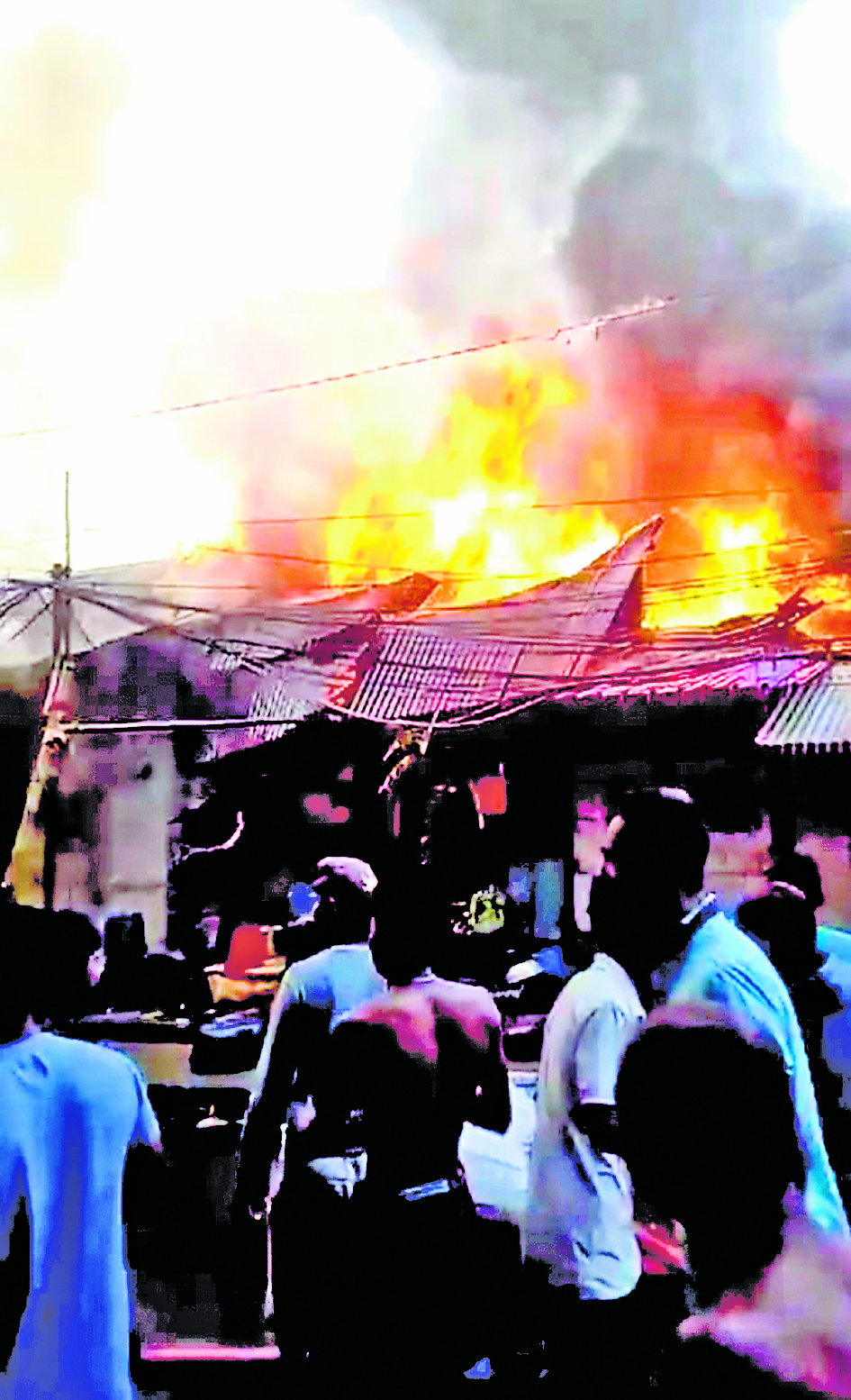 उल्टाडांगा : रेलवे लाइन के पास बस्ती में भयावह आग, कई झोपड़ियां खाक