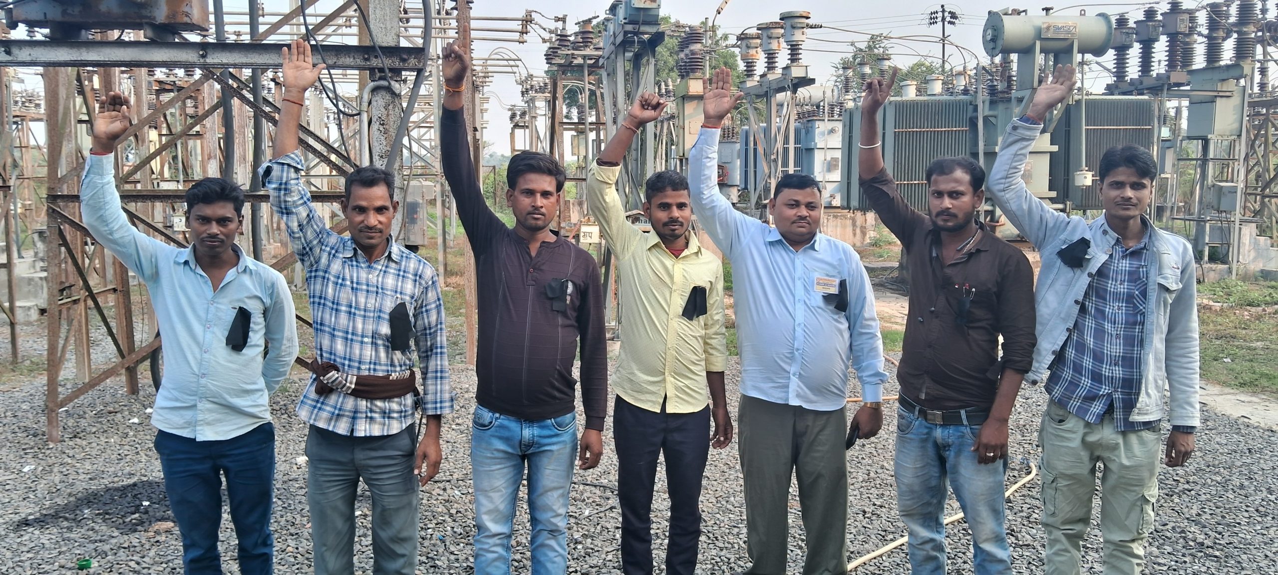 ऐजेंसी से मुक्त करने की मांग को लेकर बिजली कर्मियों ने जताया विरोध