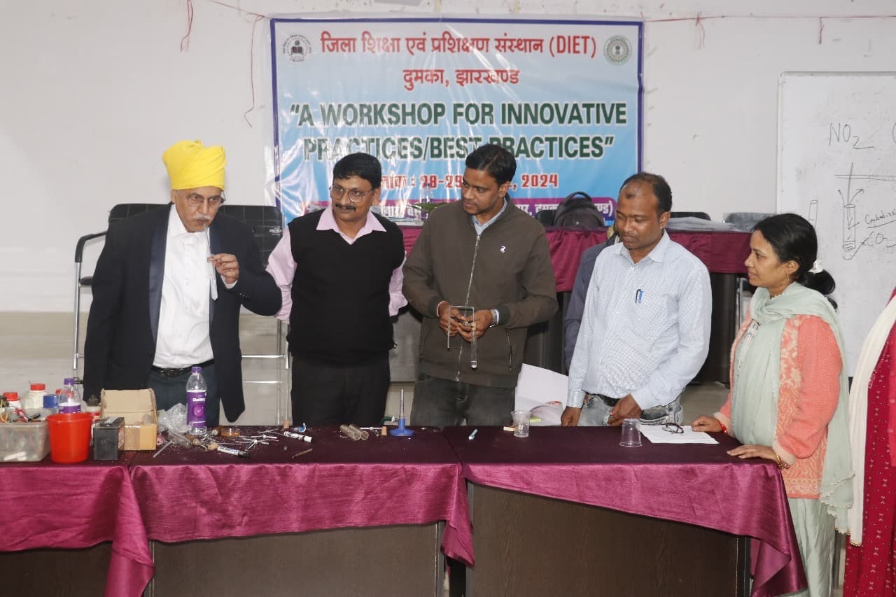 विज्ञान शिक्षकों को मिली  रासायनिक अभिक्रिया व समीकरण की जानकारी