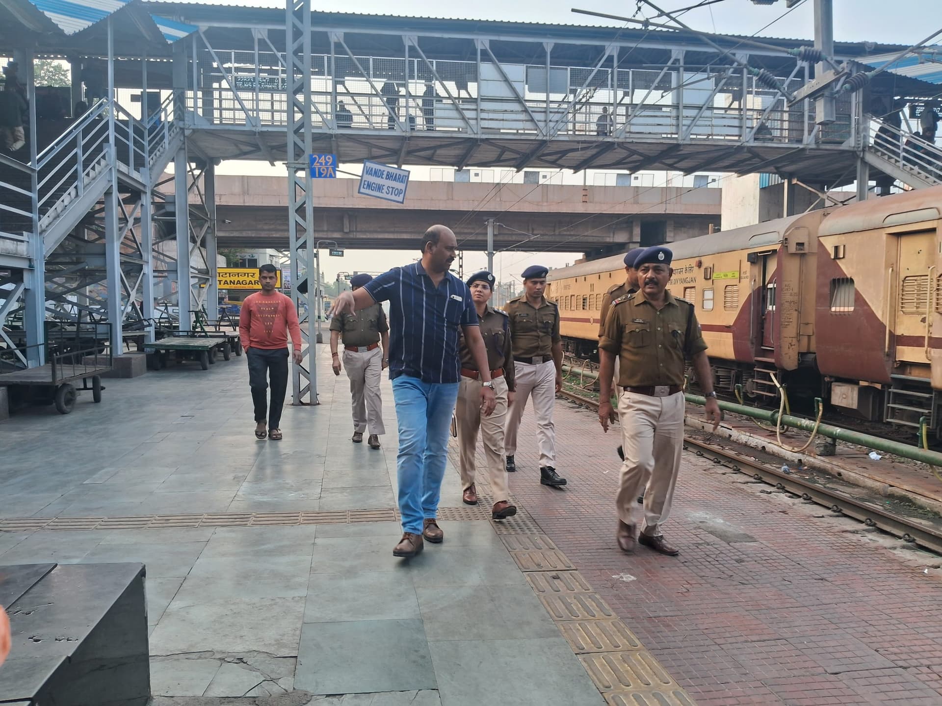 Jamshedpur News : टाटानगर स्टेशन का आरपीएफ कमांडेंट ने किया निरीक्षण, आइजी का दौरा 30 को
