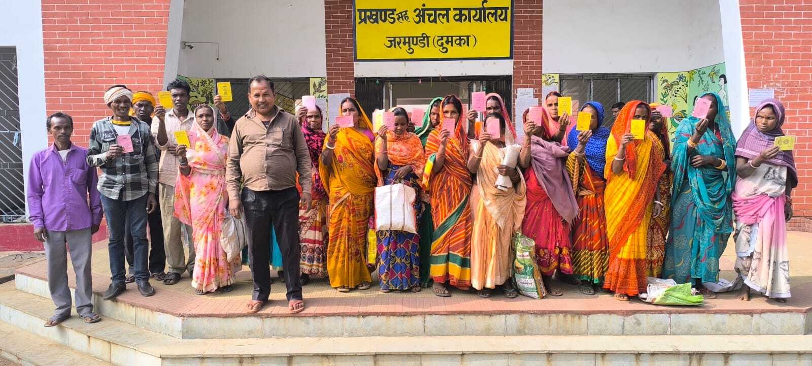 डीलर पर दो माह का राशन न देने का आरोप, कार्डधारियों ने ने किया प्रदर्शन