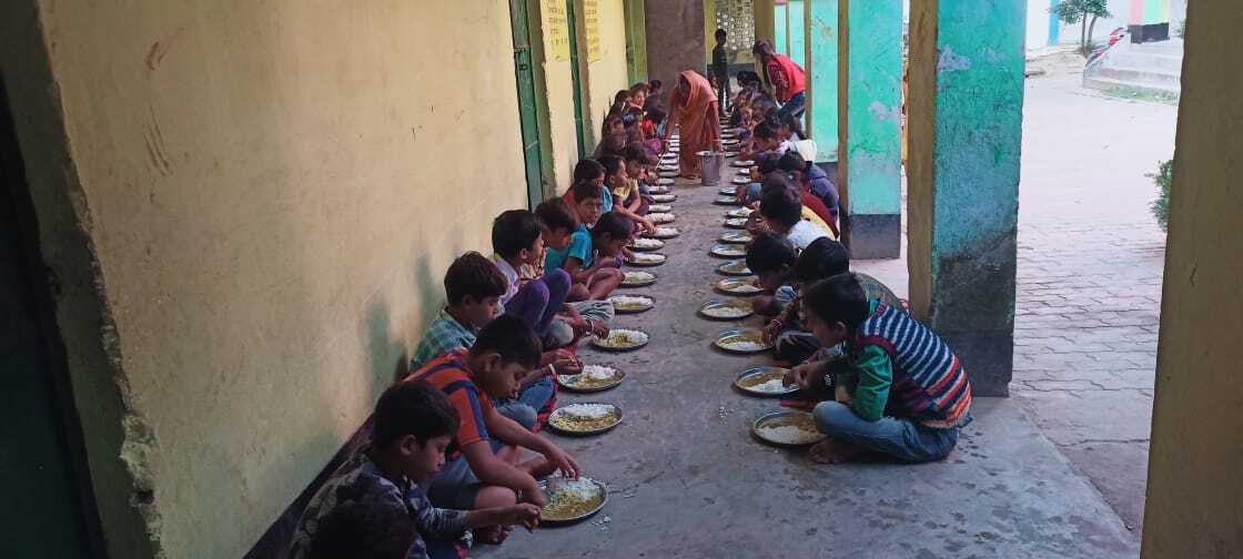 मध्यान भोजन में अंडा की जगह बच्चों को मिल रहा केला