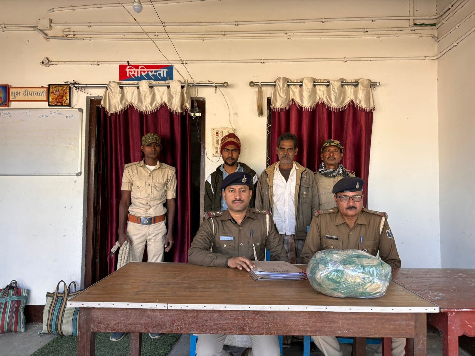 छापेमारी कर गांजा के साथ तस्कर को किया गिरफ्तार