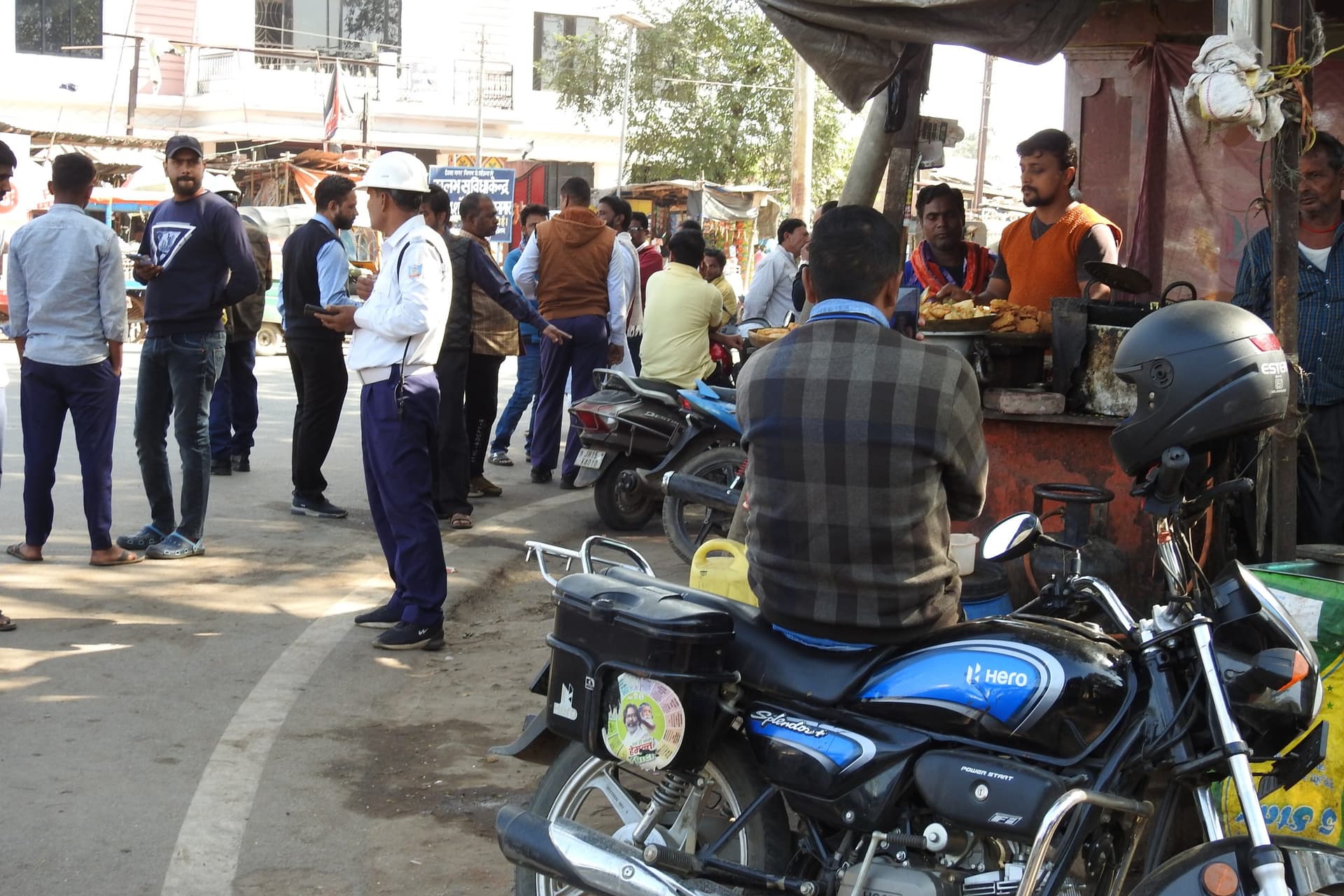 फव्वारा चौक पर चेकिंग करती रही पुलिस, पानी टंकी से मंदिर मोड़ तक जाम लगने से लोग रहे परेशान