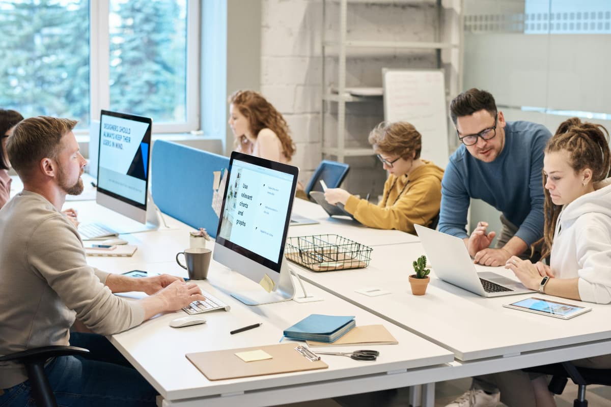 Career Tips: ऑफिस में नहीं लग रहा मन? इस तरह काम करने के लिए खुद को रखें मोटिवेटेड