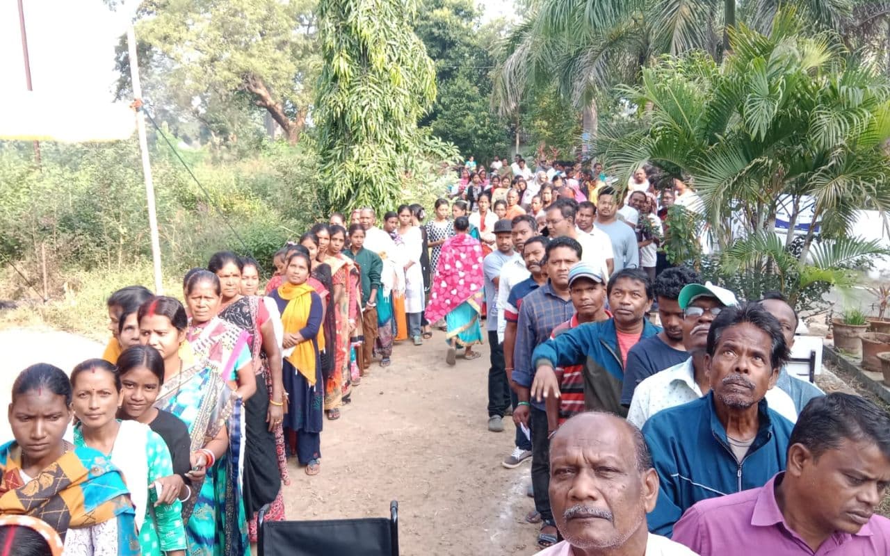 पश्चिमी सिंहभूम की 5 विधानसभा सीटों पर शांतिपूर्ण मतदान, ईवीएम में गड़बड़ी से वोटिंग में हुई देरी