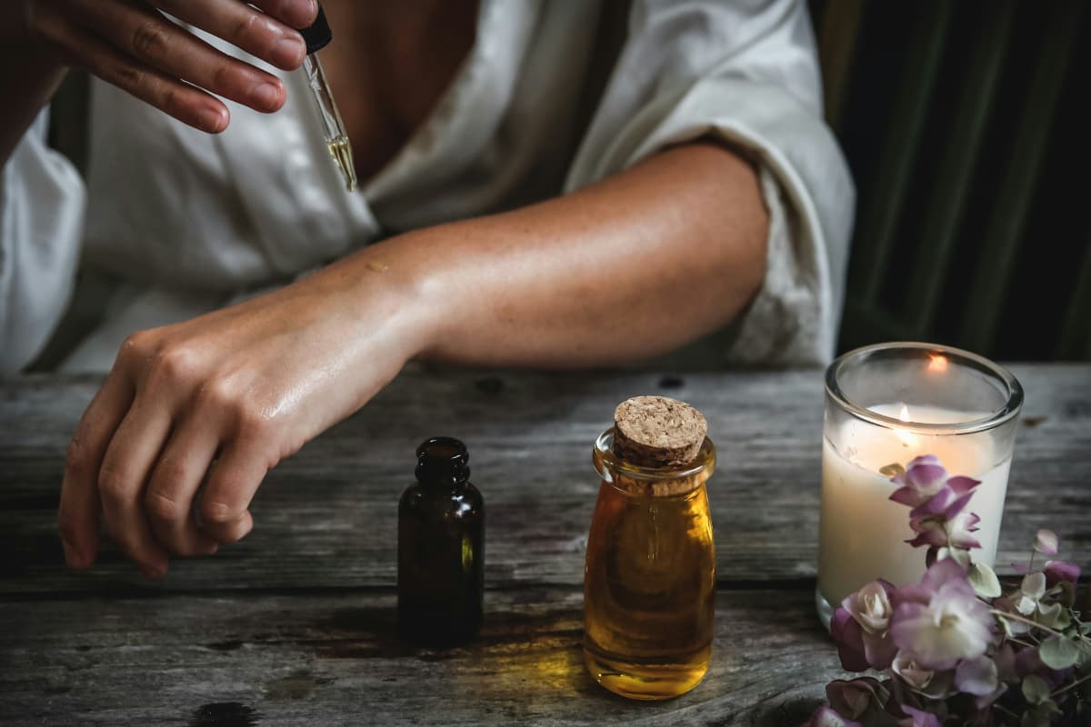 Skincare Tips: सर्दियों में फटती त्वचा और पैर-हाथ पर सरसों तेल लगाने के फायदे? जानकार हो जाएंगे दंग