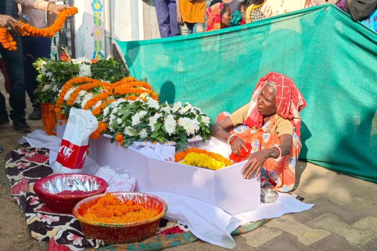 उलीहातू पहुंचा भगवान बिरसा के वंशज मंगल मुंडा का शव, आज ही होगा अंतिम संस्कार