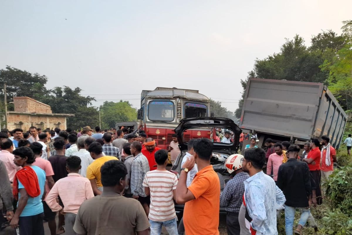 Dumka Road Accident: दुमका में हाइवा और कार में भिड़ंत, पाकुड़ के दंपती की मौत, बेटी जख्मी
