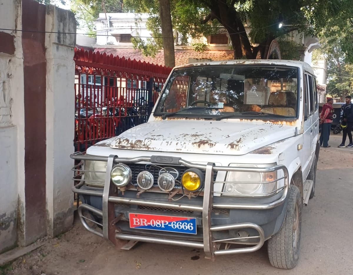 Munger news : बिना इंश्योरेंस, प्रदूषण प्रमाण पत्र व हाई सिक्योरिटी नंबर की गाड़ियां दौड़ा रही पुलिस और आम लोग चलाएं तो जुर्माना