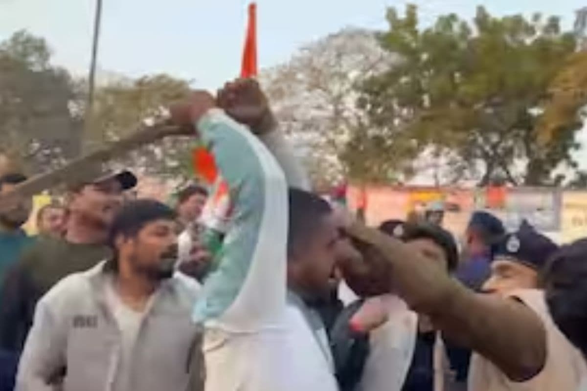 Patna: लाठी-डंडा लेकर कांग्रेस दफ्तर पहुंचे BJP कार्यकर्ता तो सामने आ गए कांग्रेसी, पुलिस ने संभाला मोर्चा