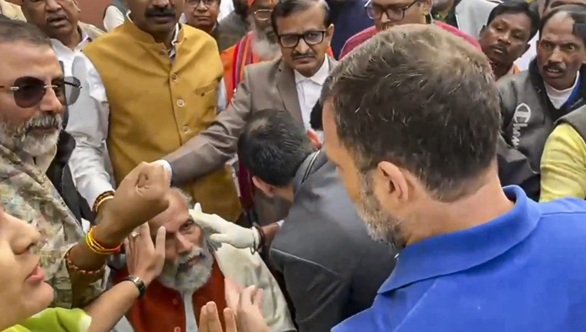 Rahul Gandhi: प्रताप सारंगी को देखने पहुंचे राहुल गांधी, बीजेपी सांसद ने लगाया गुंडागर्दी का आरोप, देखें Video