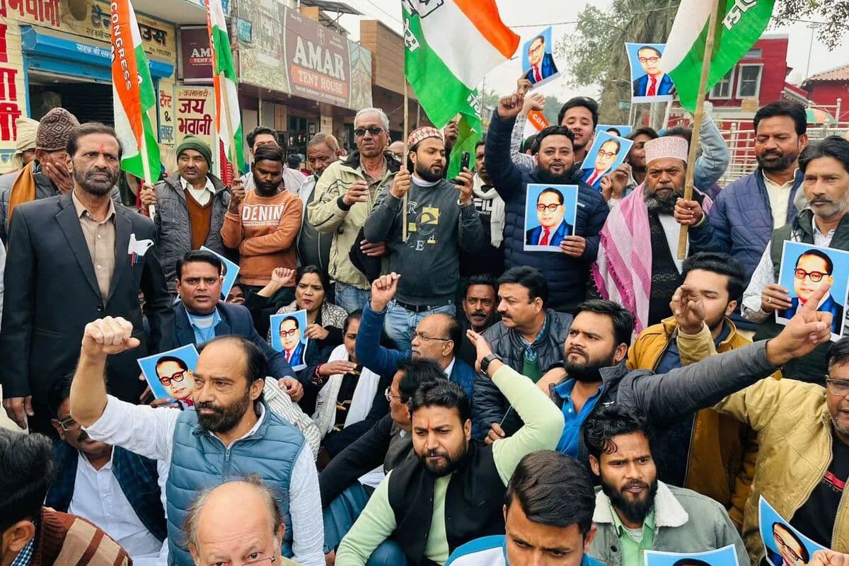 Patna: राजधानी पटना में मार्च निकाल रहे कांग्रेसियों को पुलिस ने रोका, धरने पर बैठे