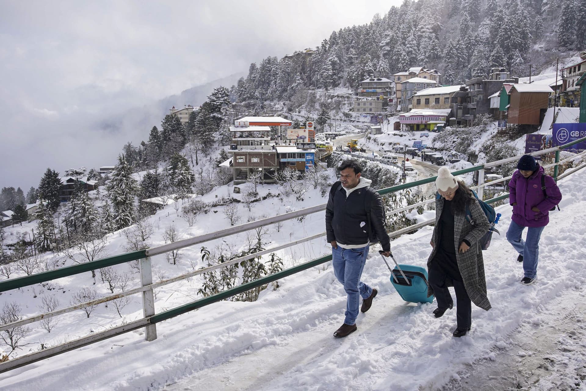 Snowfall Warning: श्रीनगर में तापमान शून्य से 7.3 डिग्री नीचे, कश्मीर में शीतलहर का प्रकोप, जानें अगले 3 दिन का मौसम