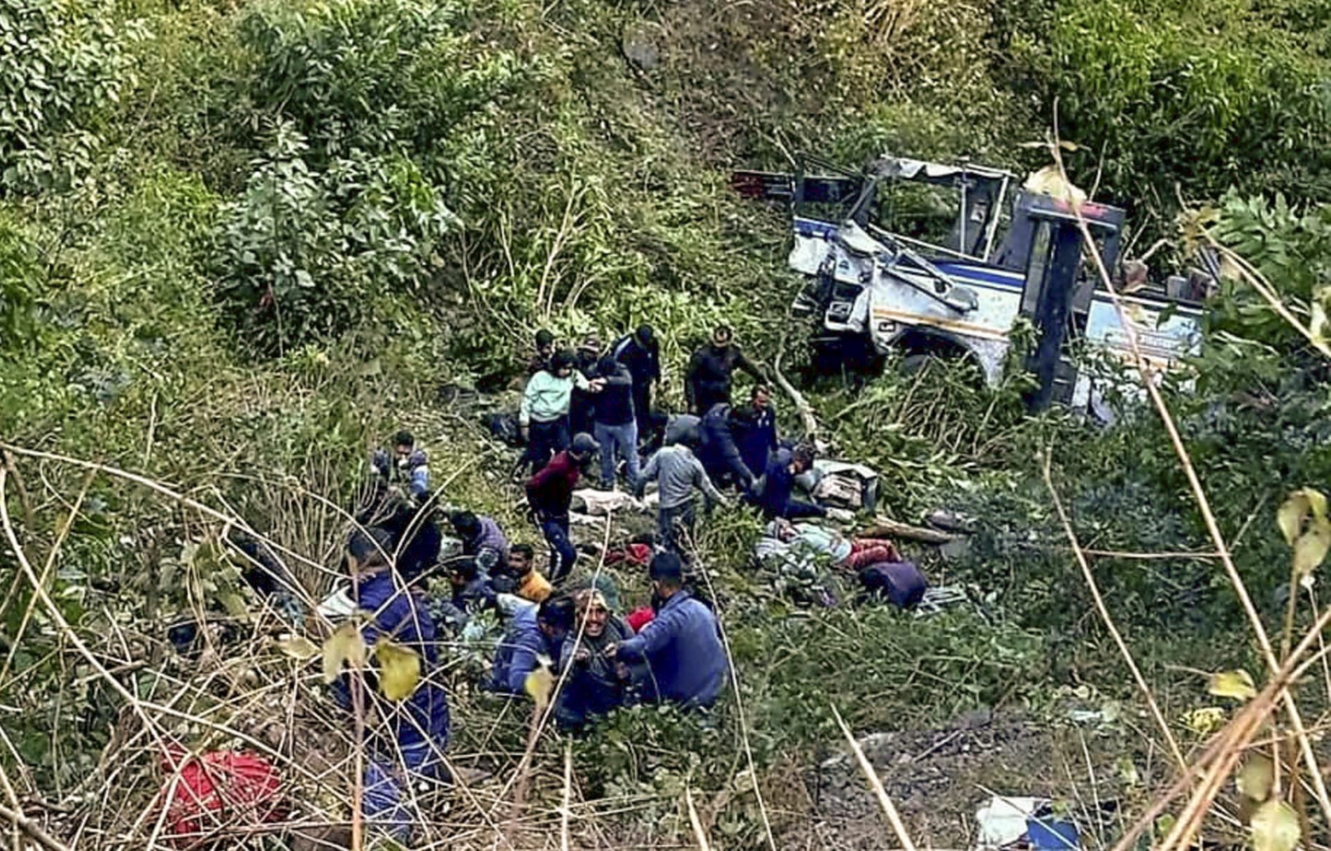 Bus Accident: 1500 फीट गहरी खाई में गिरी बस, 4 लोगों की मौत, सरकार ने किया 10 लाख रुपये मुआवजे का ऐलान