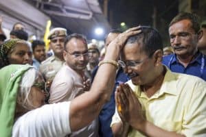 Delhi Election: मुफ्त के वादों के जरिये सत्ता विरोधी लहर को कम करने की कोशिश में आप