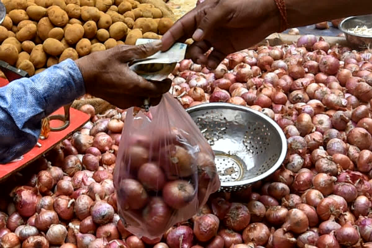Potato-Onion Price Hike: एक बार फिर रुला सकते हैं आलू-प्याज के दाम, बंगाल सरकार ने सप्लाई पर लगाई रोक
