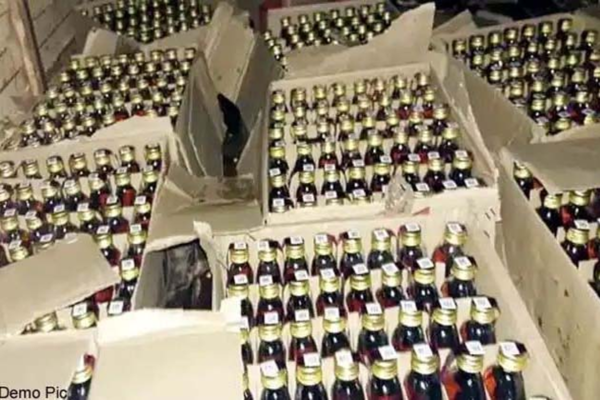 Bihar News: 50 लाख की शराब के साथ तस्कर गिरफ्तार, भूसे की बोरियों के बीच छुपा रखी थी बोतलें