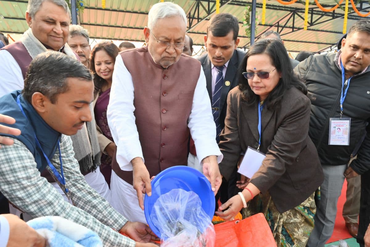 CM Nitish Pragati Yatra: प्रगति यात्रा के दौरान मुख्यमंत्री ने मोतिहारी में मछली पालन के लिए दिया लाखों का चेक