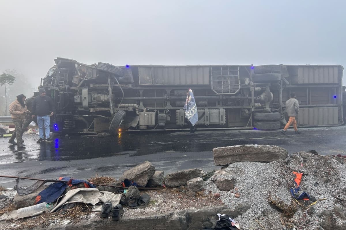Road Accident In Hazaribagh: हजारीबाग में पलटी बस, एक दर्जन से अधिक यात्री घायल, रिम्स रेफर