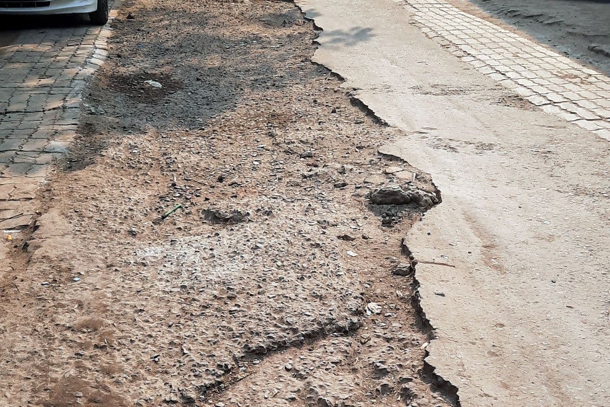 मुजफ्फरपुर की जर्जर सड़कों से वाहनों का सफर बना खतरनाक, हादसों की बढ़ रही आशंका
