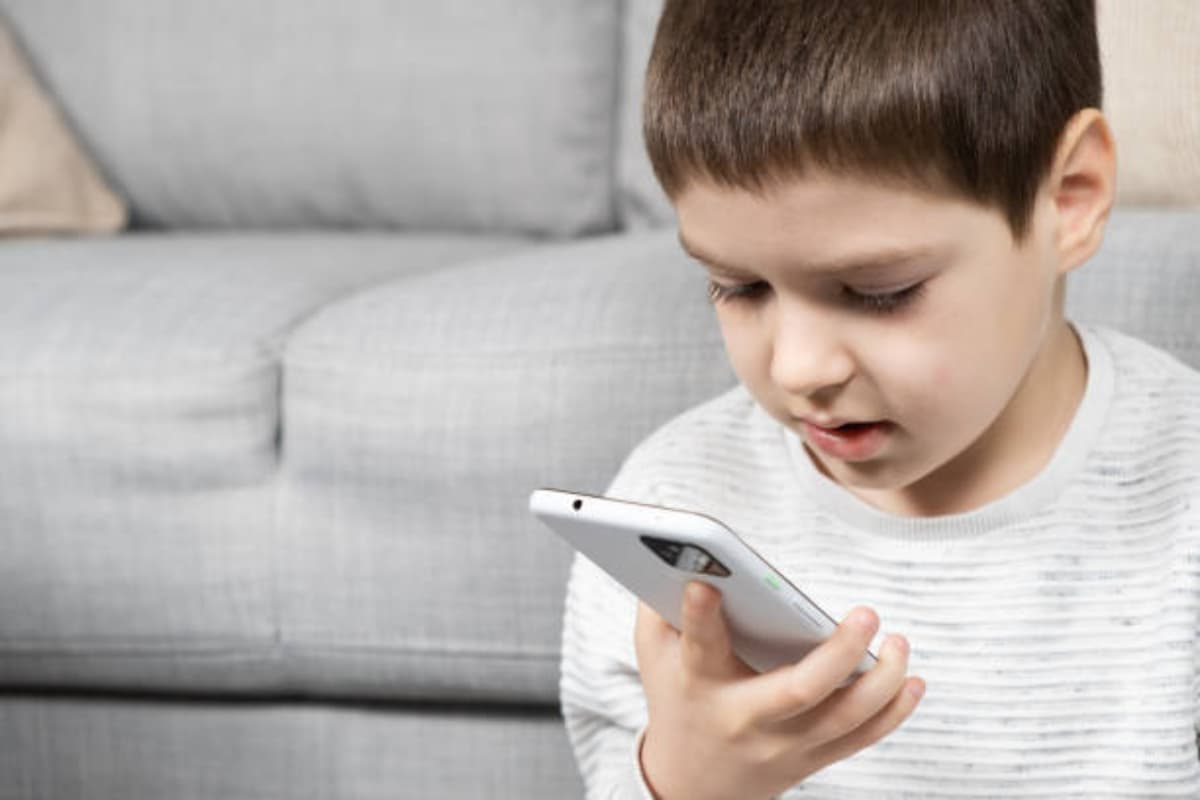 Parenting Tips: दिनभर मोबाइल से नहीं चिपका रहेगा बच्चा, मां-बाप करें सिर्फ ये 5 काम