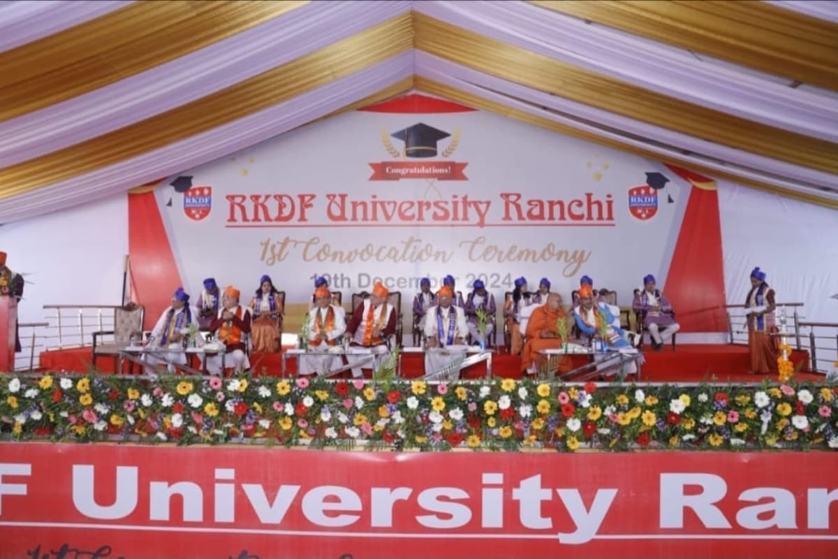 RKDF के प्रथम दीक्षांत समारोह में 50 विद्यार्थियों को मिला गोल्ड मेडल, संजय चतुर्वेदी को मानद उपाधि