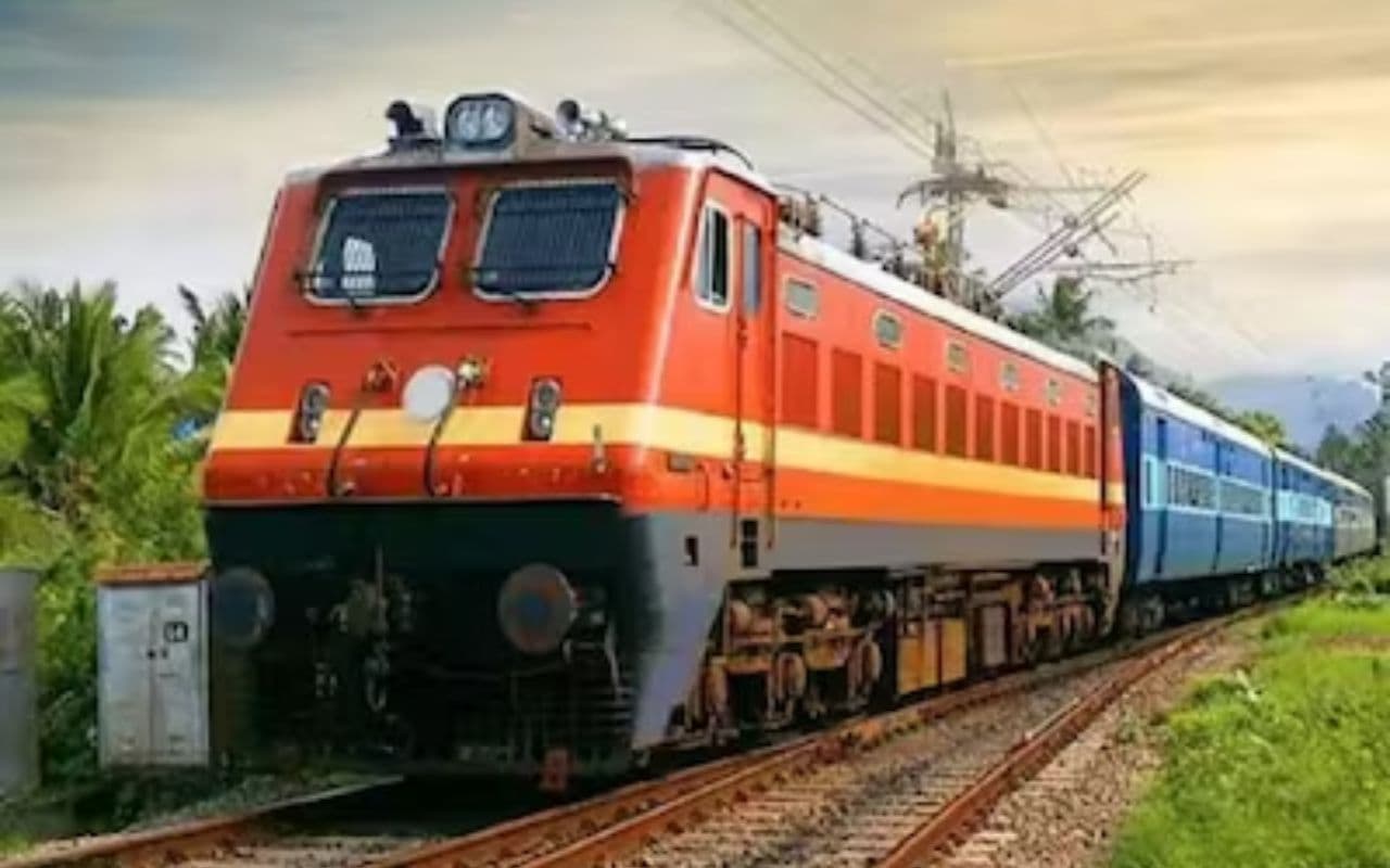MahaKumbh Mela Special Train: महाकुंभ मेला जाने के लिए रेलवे ने जारी की स्पेशल ट्रेनों की सूची, देखें पूरी लिस्ट