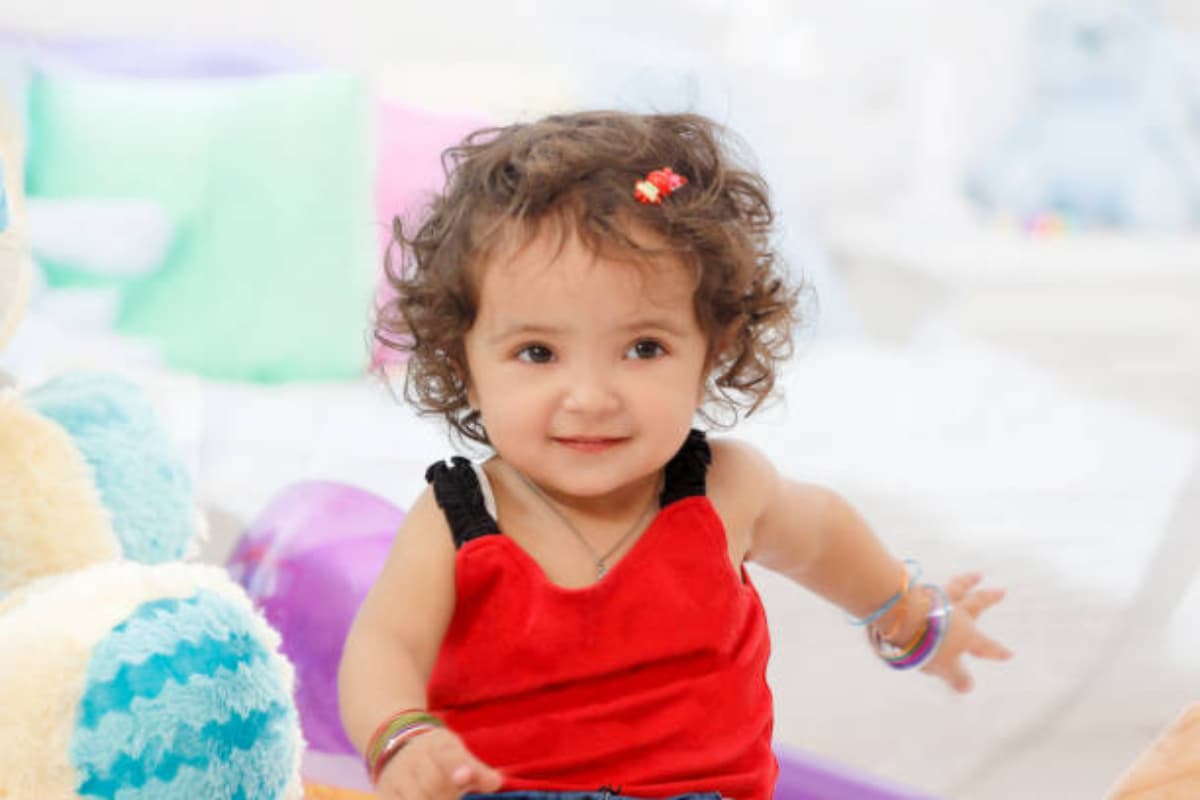 Baby Girl Names: अपनी गुड़िया को दें मां लक्ष्मी से जुड़ा नाम, सुख-समृद्धि से भरा होगा जीवन