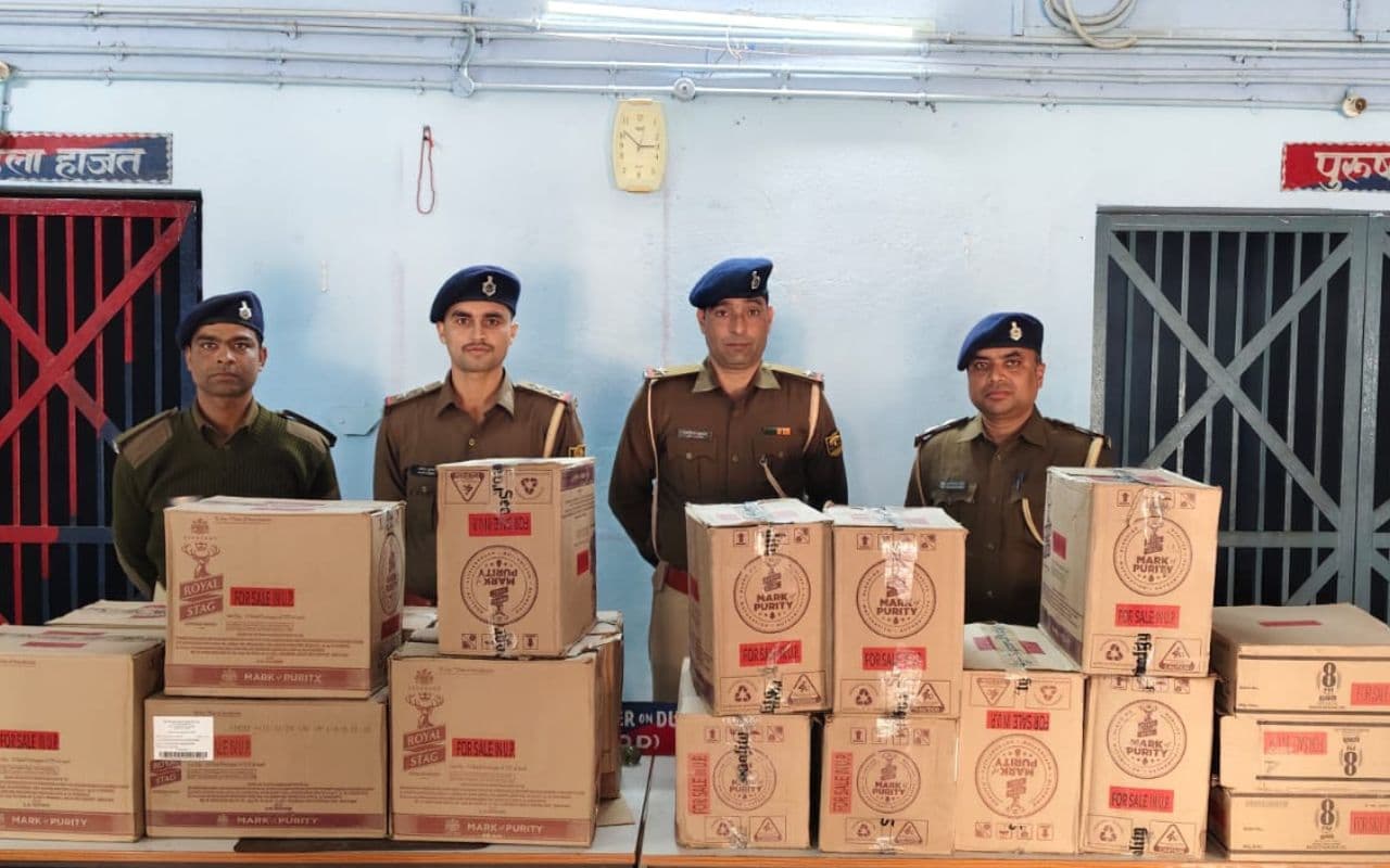 Bagaha News: शराब तस्करों ने अब नदी को माना सुरक्षित रास्ता, यूपी से बिहार आ रही शराब की खेप जब्त