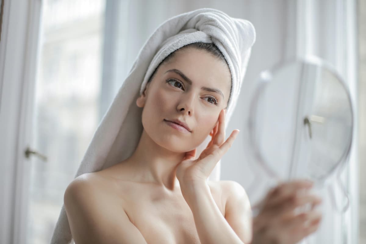 Beauty Tips: रात के समय स्किनकेयर रूटीन में शामिल करें ये आदतें, पहले दिन से ग्लोइंग बनेगी त्वचा