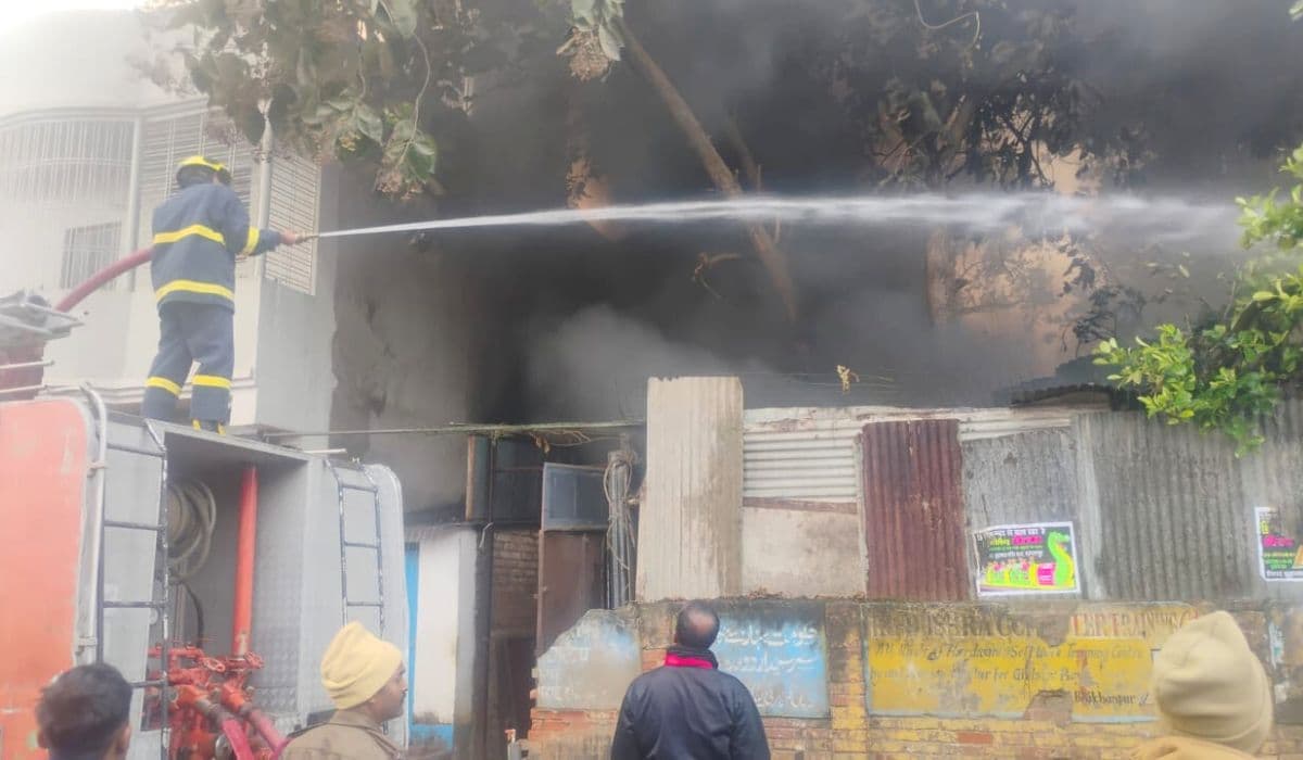 Bihar News: भागलपुर में कचरा गोदाम में लगी भीषण आग, मौके पर पहुंची आधा दर्जन से अधिक दमकल की गाड़ियां