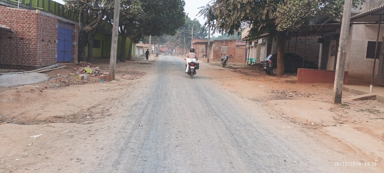 Jamtara News: समय हो गया पूरा, डस्ट डाल सड़क निर्माण छोड़ा अधूरा, परेशानी झेल रहे ग्रामीण