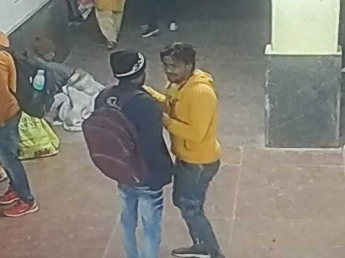 जननायक एक्सप्रेस ट्रेन की नहीं खुली बोगियां, यात्रियों ने किया हंगामा और तोड़फोड़
