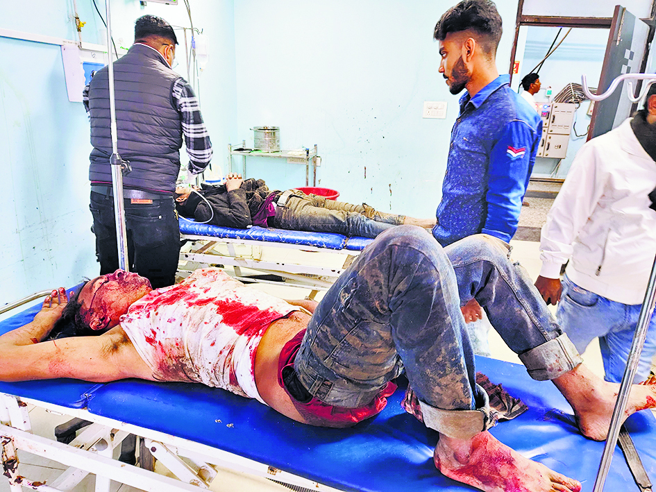 अज्ञात वाहन के धक्के से बाइक सवार जीजा-साला जख्मी