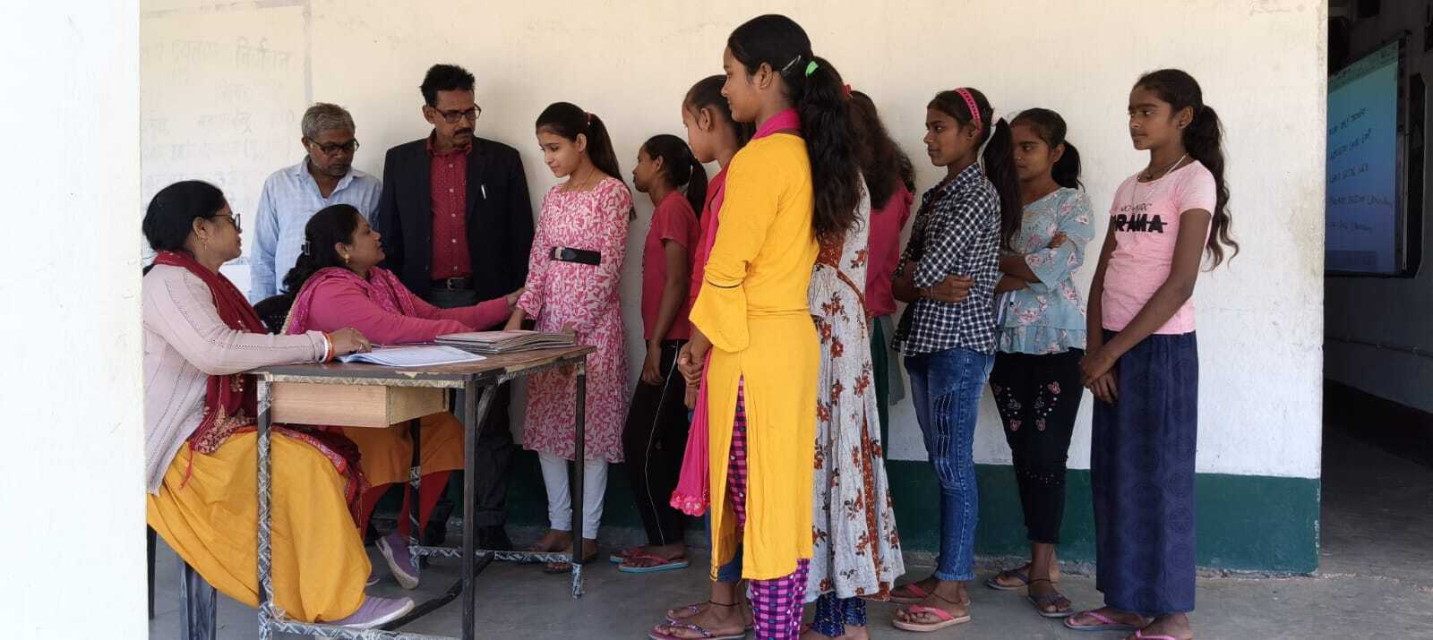 बेलवरना में 185 छात्राओं की हुई स्वास्थ्य जांच