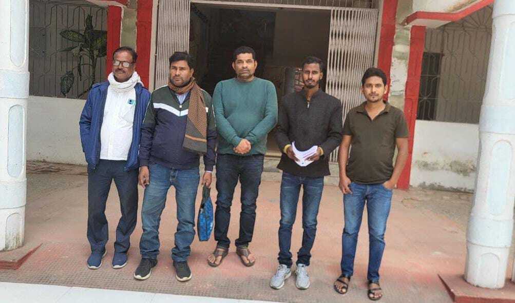 मजगामा पंचायत में पैक्स मतदाता सूची में गड़बड़ी की डीएम से की शिकायत