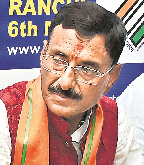 News of extortion from<bha> union </bha>Minister : रक्षा राज्यमंत्री से रंगदारी मांगनेवाला घर पर नहीं मिला, बड़े भाई से पूछताछ