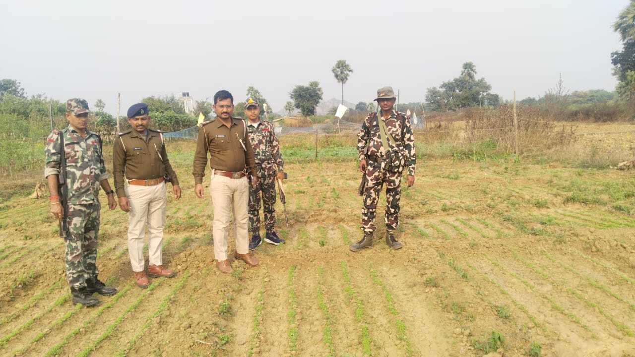 Gaya News : अफीम की खेती नहीं करने को लेकर ग्रामीणों को किया जागरूक