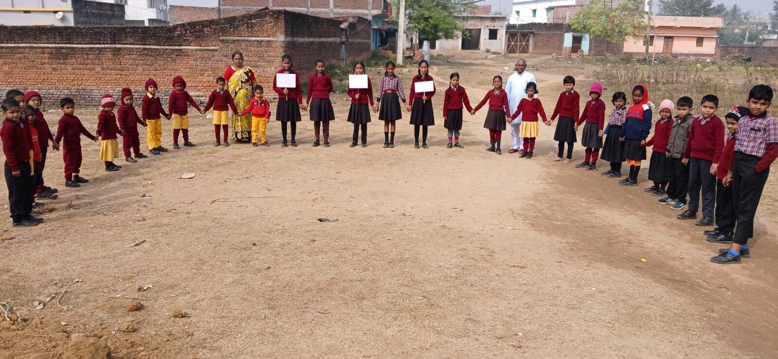 मानवाधिकार दिवस पर छात्र-छात्राओं ने बनायी मानव शृंखला