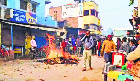 Hajipur News : महनार में शराब धंधेबाज को गिरफ्तार करने पर जाम सड़क, पुलिस पर पथराव
