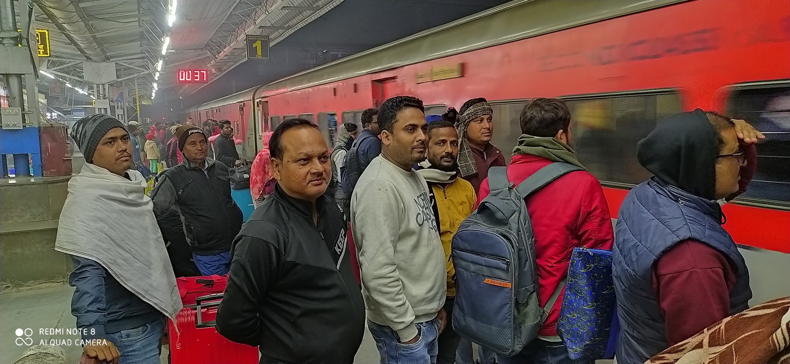 सीमांचल एक्सप्रेस ट्रेन का इंजन फेल होने से साढ़े तीन घंटा विलंब से चली ट्रेन, ठंड में परेशान रहे यात्रीगण