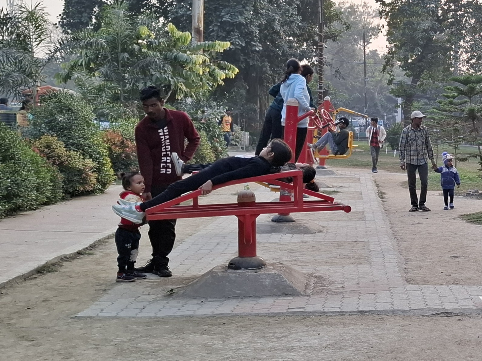 तीन दिनों के बाद खिली धूप, सर्द हवाओं ने सताया